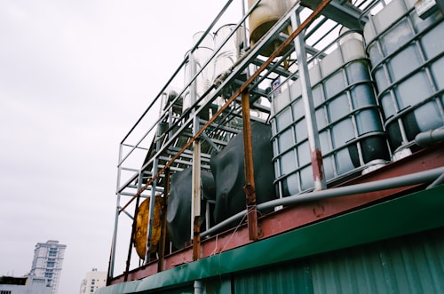 複雜的工廠內部管線與生產設備，暗示水質問題可能潛藏其中