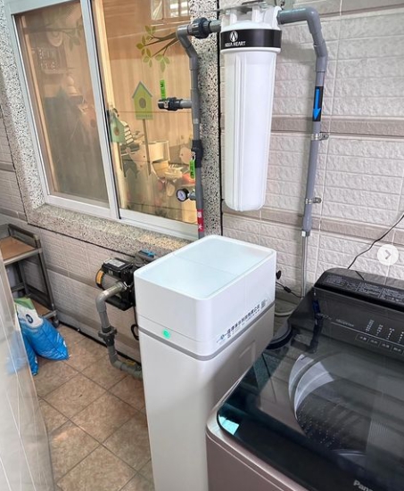 安裝實例-智能型軟水機 白色就是高級 客人客製化搭配白色濾殼 超級美的💕💕 ✔️渡假模式 ✔️乾鹽箱 ✔️漏水保護裝置 ✔️低鹽鈴聲提醒 ✔️彩色LED通知提醒 ✔️自動計算用水週期 ✔️斷電保護 全戶軟水+全戶過濾🏠💦 ☑️有效去除水垢幫您省去清潔的麻煩 ☑️搭配雙道過濾有效去除水中的雜質、異味 選擇佳津淨水科技有限公司💦 讓您的家庭生活更加舒適‼️ #佳津淨水科技有限公司 👉🏻一條龍服務💦 生產-場勘-安裝-保養-維修 ———————————————- 💧佳津淨水科技有限公司💧 | Add | 📍屏東縣屏東市自由路354-5號 | Add | 📍屏東縣屏東市工業一路10號 | TEL | 📞08-7230626 | F B | 佳津淨水科技有限公司 | I G | 📋 aqua_heartt | L I N E | 📩 @ah7230626 (要+@） 🔗 網站 https://aquaheart.com.tw 📮加 LINE 諮詢 https://lin.ee/GEBdX9F