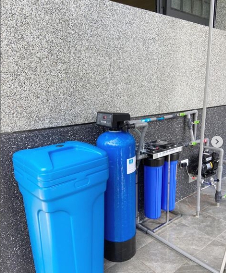 安裝實例-✨30公升軟水系統✨ 全戶軟水+全戶過濾🏠💦 ☑️有效去除水垢幫您省去清潔的麻煩 ☑️搭配雙道過濾有效去除水中的雜質、異味 ☑️BYPASS️ 原水開關 選擇佳津淨水科技有限公司💦 讓您的家庭生活更加舒適‼️ #佳津淨水科技有限公司 👉🏻一條龍服務💦 生產-場勘-安裝-保養-維修 ———————————————- 💧佳津淨水科技有限公司💧 | Add | 📍屏東縣屏東市自由路354-5號（自由門市） | Add | 📍屏東縣屏東市工業一路10號 | TEL | 📞08-7230626 | F B | 佳津淨水科技有限公司 | I G | 📋 aqua_heartt | L I N E | 📩 @ah7230626 (要+@） 🔗 網站 https://aquaheart.com.tw 📮加 LINE 諮詢 https://lin.ee/GEBdX9F